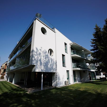 Villa Bauhaus Wellness Apartman 202 Siófok Exteriör bild